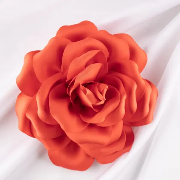 Brosa floare corai satinata cu diametru de 15 cm, cu clips pentru par