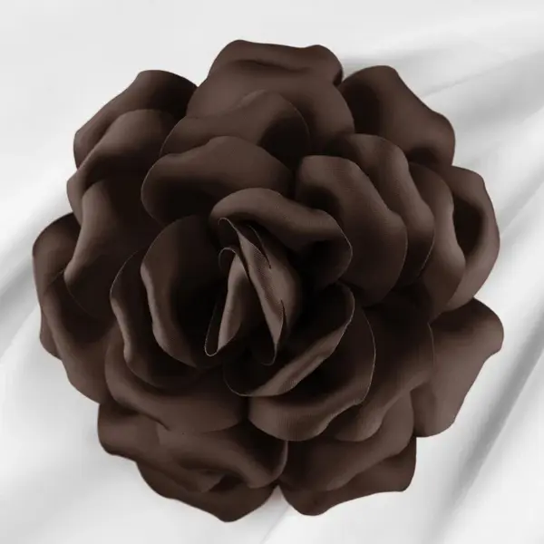 Brosa floare maro inchis cu diametru de 15 cm, cu clips pentru par