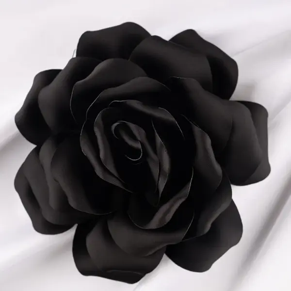 Brosa floare neagra satinata cu diametru de 15 cm, cu clips pentru par