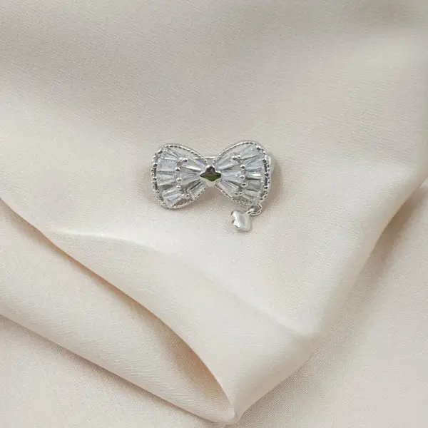 Brosa fundita miniaturala din argint 925 cu pietre foarte fine de cubic zirconia