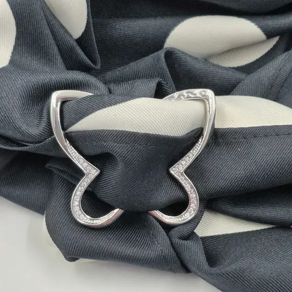 Brosa inel pentru esarfa cu forma de fluture argintiu cu pietricele foarte fine