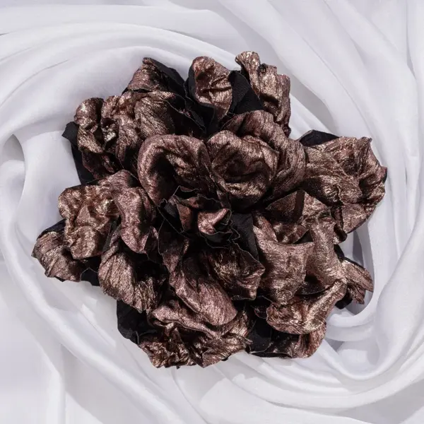 Brosa negru-cupru roz metalizat, floare cu diametru de 15 cm, cu clips pentru par