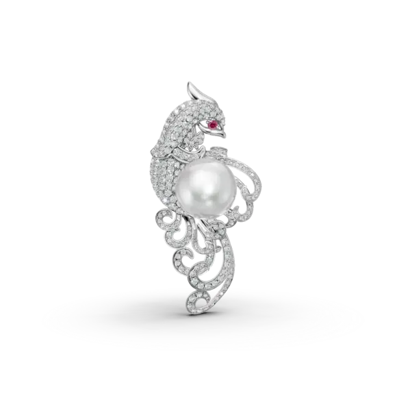 Brosa paun din aur alb cu diamante, rubine si perle de cultura de 0.8ct