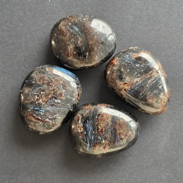 Cabochon astrofilit rulat