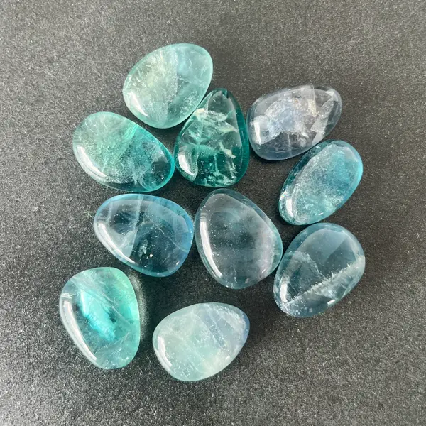 Cabochon fluorit albastru rulat