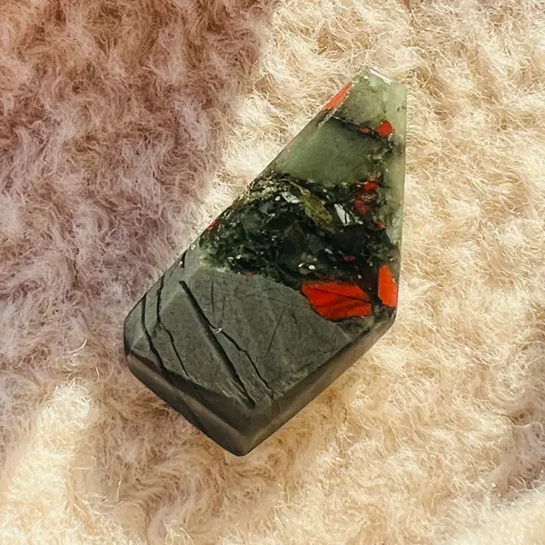 Cabochon jasp piatra sangelui/seftonit m10