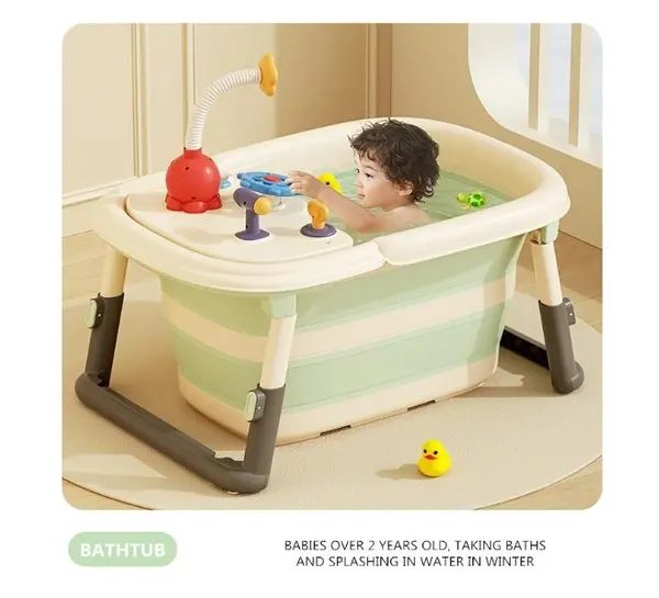 Cadita 3 in 1 pentru copii Little Mom Green pliabila, echipata cu masuta de joaca detasabila, dus functional si dop evacuare apa, picioruse reglabile in inaltime, dimensiune 78.5 x 51.5 x 38 cm