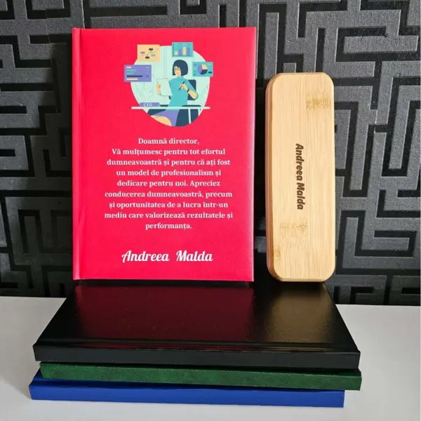 Cadou pentru Doamna DIrector- Agenda personalizata + set scris Bambo