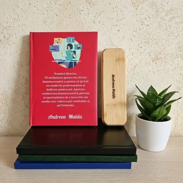 Cadou pentru Doamna DIrector- Agenda personalizata + set scris Bambo