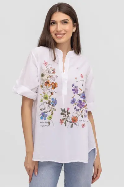 Camasa alba subtire, de vara, din batist de bumbac, cu imprimeu floral si mesaj