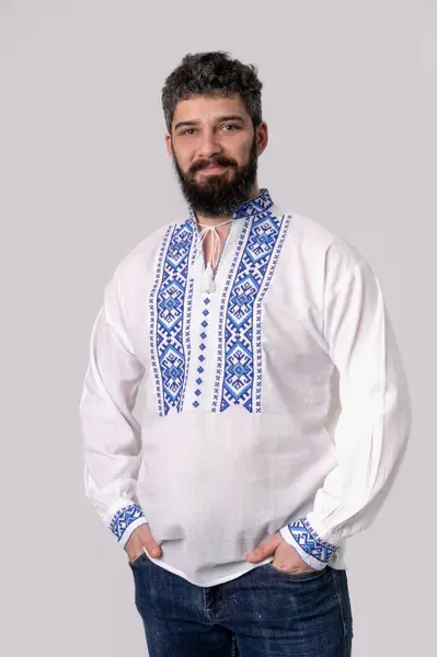 Camasa barbateasca traditionala alba cu motiv geometric albastru Carol 02