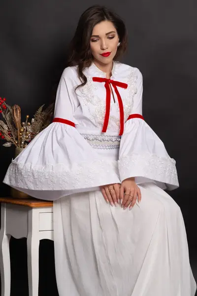 Camasa eleganta de inspiratie traditionala Isabella cu maneci clopot si dantela chantilly