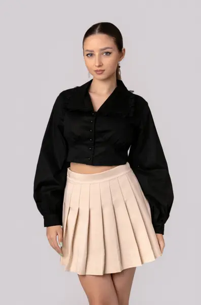 Camasa neagra cu guler stilizat si maneci bufante