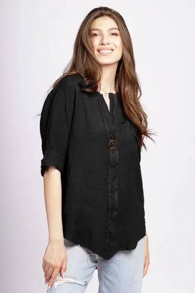 Camasa neagra din in cu nasture metalic decorativ