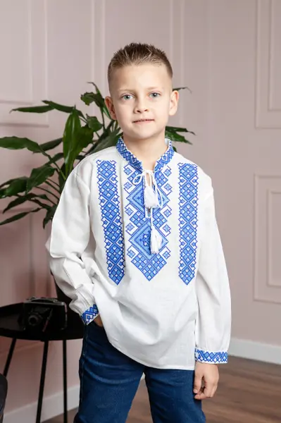 Camasa traditionala de baieti alba cu motiv geometric albastru Sergiu