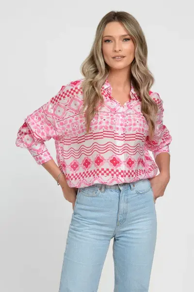 Camasa vaporoasa cu imprimeu geometric in nuante de roz si fucsia