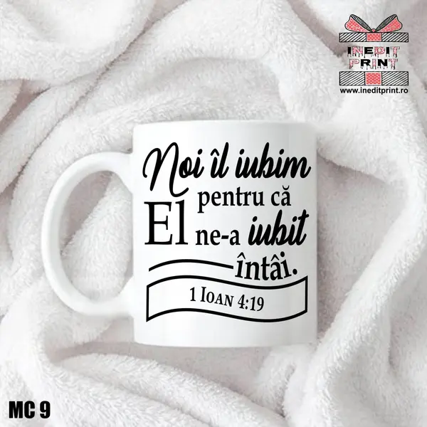 Cana verset 1 Ioan 4:19 MC9 Alb cu interior si toarta Portocalie