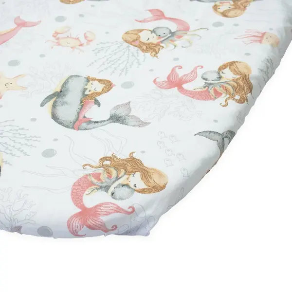 Cearceaf cu banda elastica pentru carucior copii Kerstin Pink Mermaid, realizat din bumbac 100, dimensiune 80 x 38 cm