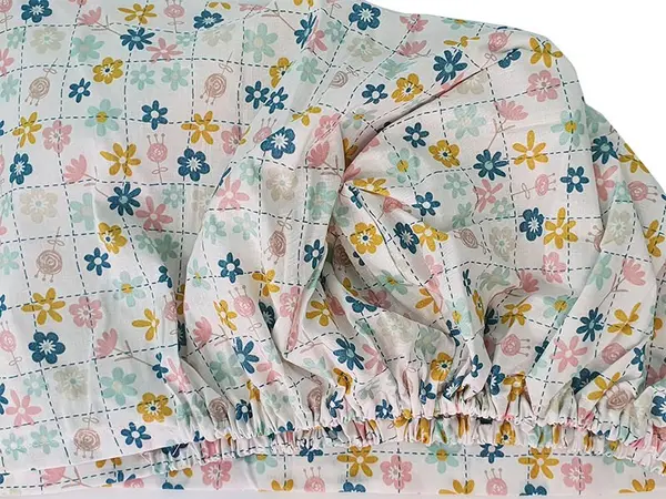 Cearceaf cu elastic patut bebelus 60x85 cm imprimat cu Floricele jucause
