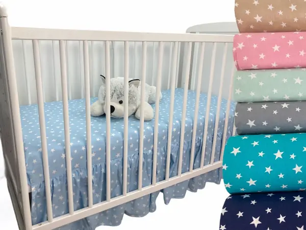 Cearsaf 120x60 cm cu volanas in fata din bumbac cu imprimeu Stelute albe