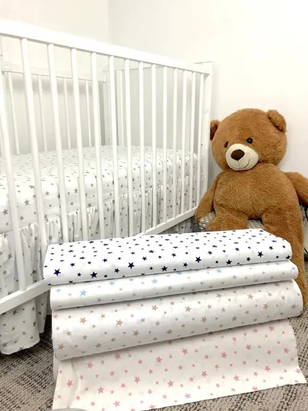 Cearsaf 140x70 cm cu volanas in fata din bumbac cu imprimeu Stelute pe alb