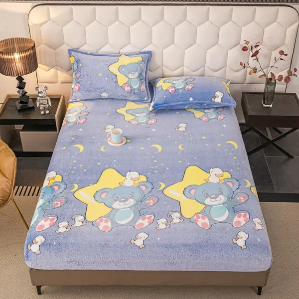 Cearsaf CoCoLiNo, JoJo Home, cu Elastic, 180x200x25cm, 2 fete de perne, 50x70cm, Albastru, Stelute si Ursuleti