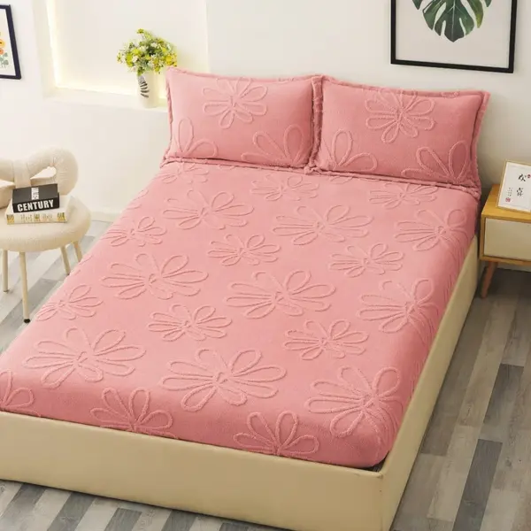 Cearsaf / Husa cu Elastic Cocolino 180x200cm si 2 fete de perna 50x70cm, Roz, flori embosate in relief