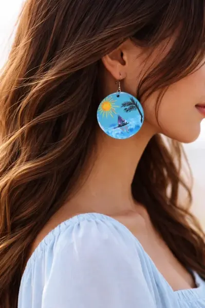 Cercei bleu handmade ,din piele naturala ,cu barcuta,soare si valuri pictate,unicat