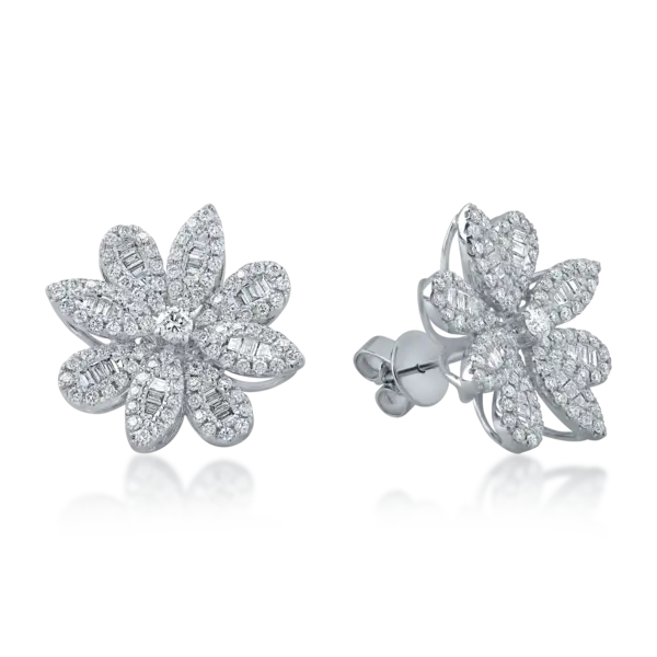 Cercei floare din aur alb cu diamante baguette si rotunde de 1.37ct