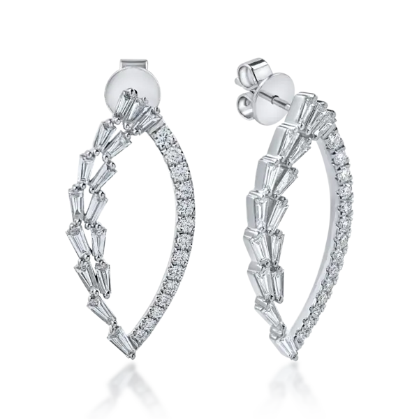 Cercei geometrici din aur alb cu diamante baguette si rotunde de 1.2ct