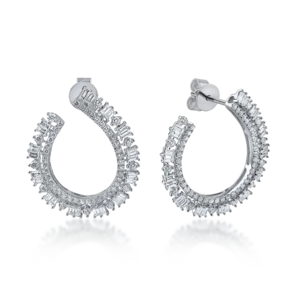 Cercei geometrici din aur alb cu diamante trapezoidale si rotunde de 2ct