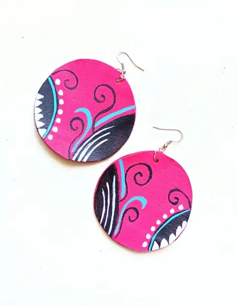 Cercei handmade unicat din piele naturala fuchsia,pictati manual