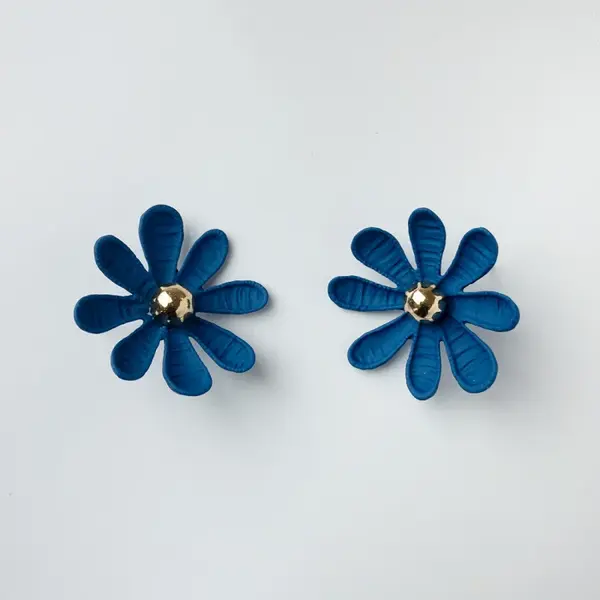 Cercei in forma de floare cu multe petale, albastru mat