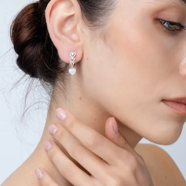Cercei inimioare din aur alb cu diamante de 0.6ct