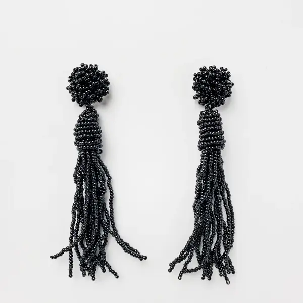 Cercei lungi in forma de ciucure cu margelute negre