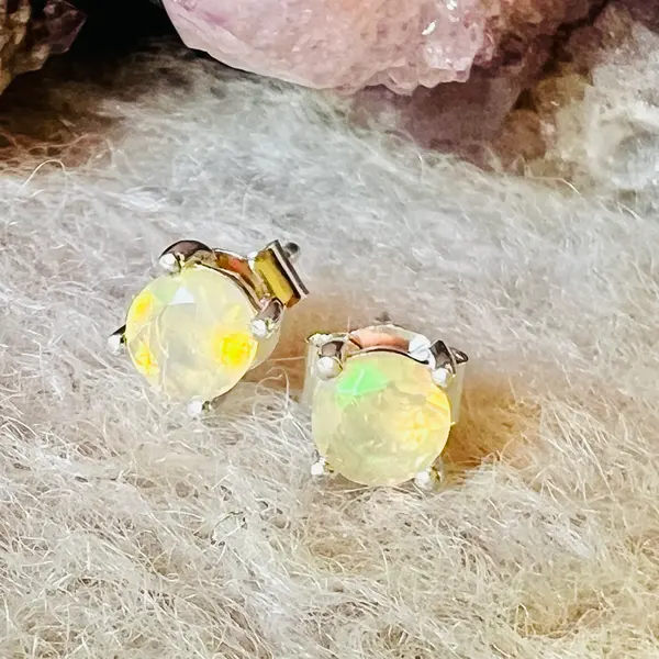 Cercei stud opal din argint 5 mm Round