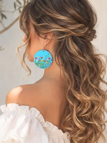 Cercei turcoaz handmade din piele naturala , cu maci si flori de camp