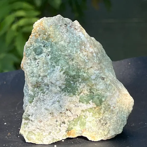 Cluster granat verde Demantoid pe matrice – specimen brut din Erongo, Namibia | Model 11