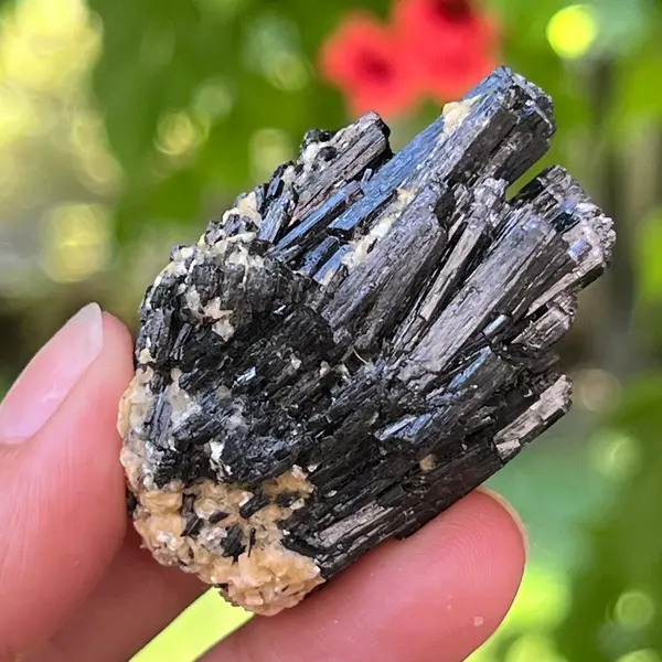Cluster turmalina neagra cu vermiculita din Erongo m23