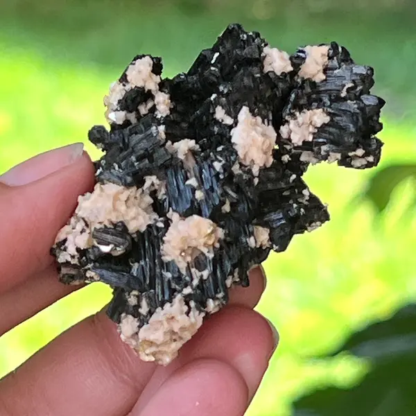 Cluster turmalina neagra cu vermiculita din Erongo m6