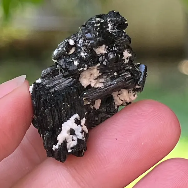 Cluster turmalina neagra cu vermiculita din Erongo m7