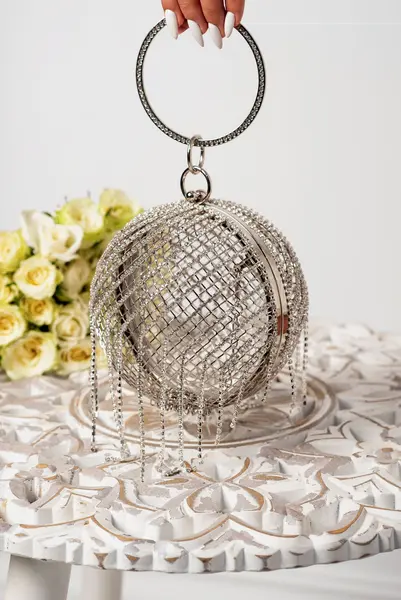 Clutch argintiu tip sfera cu franjuri din strassuri