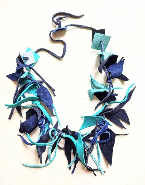 Colier handmade din piele naturala, asimetric, nuante bleumarin turcoaz ,unicat