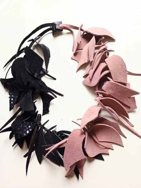 Colier handmade unicat din piele naturala,nuante roz pudra ,negru