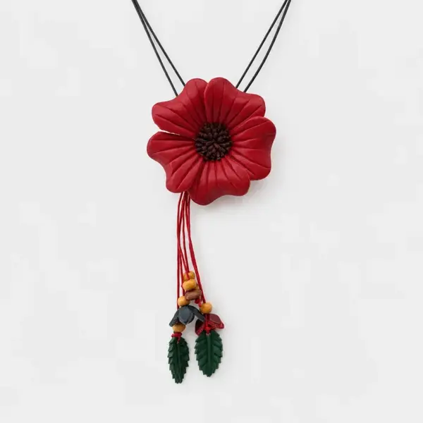 Colier reglabil statement din piele naturala cu floare rosie 3D, frunzulite si margele decorative
