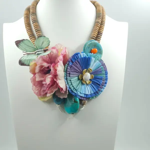 Colier statement albastru si roz cu floare E i fluture , stil italian