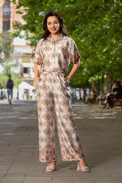 Compleu casual de vara bej cu pantalon evazat si camasa