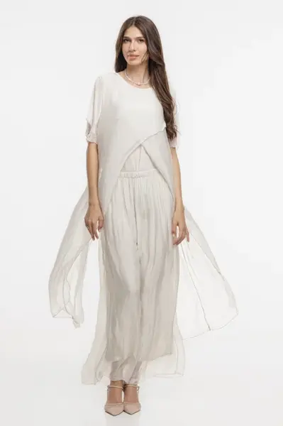 Compleu cu pantaloni lejeri si bluza fluida in colturi lungi, din matase si vascoza, bej