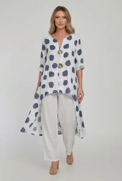 Compleu din in, alb cu buline, cu nasturi decorativi, cu pantaloni si bluza tunica mai lunga in spate,
