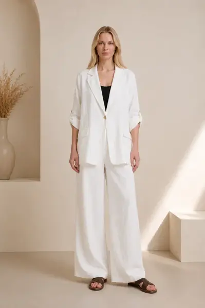 Compleu din in alb, sacou lejer si pantaloni largi, stil minimalist elegant